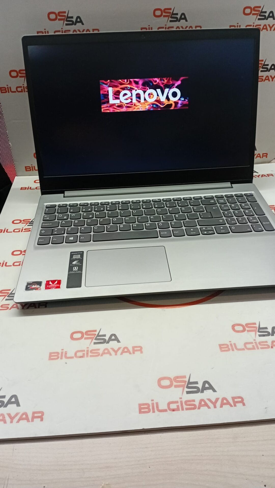 Lenovo / AMD Ryzen 3 3200U / 8 Ram / 256 SSD / AMD Radeon Vega 3