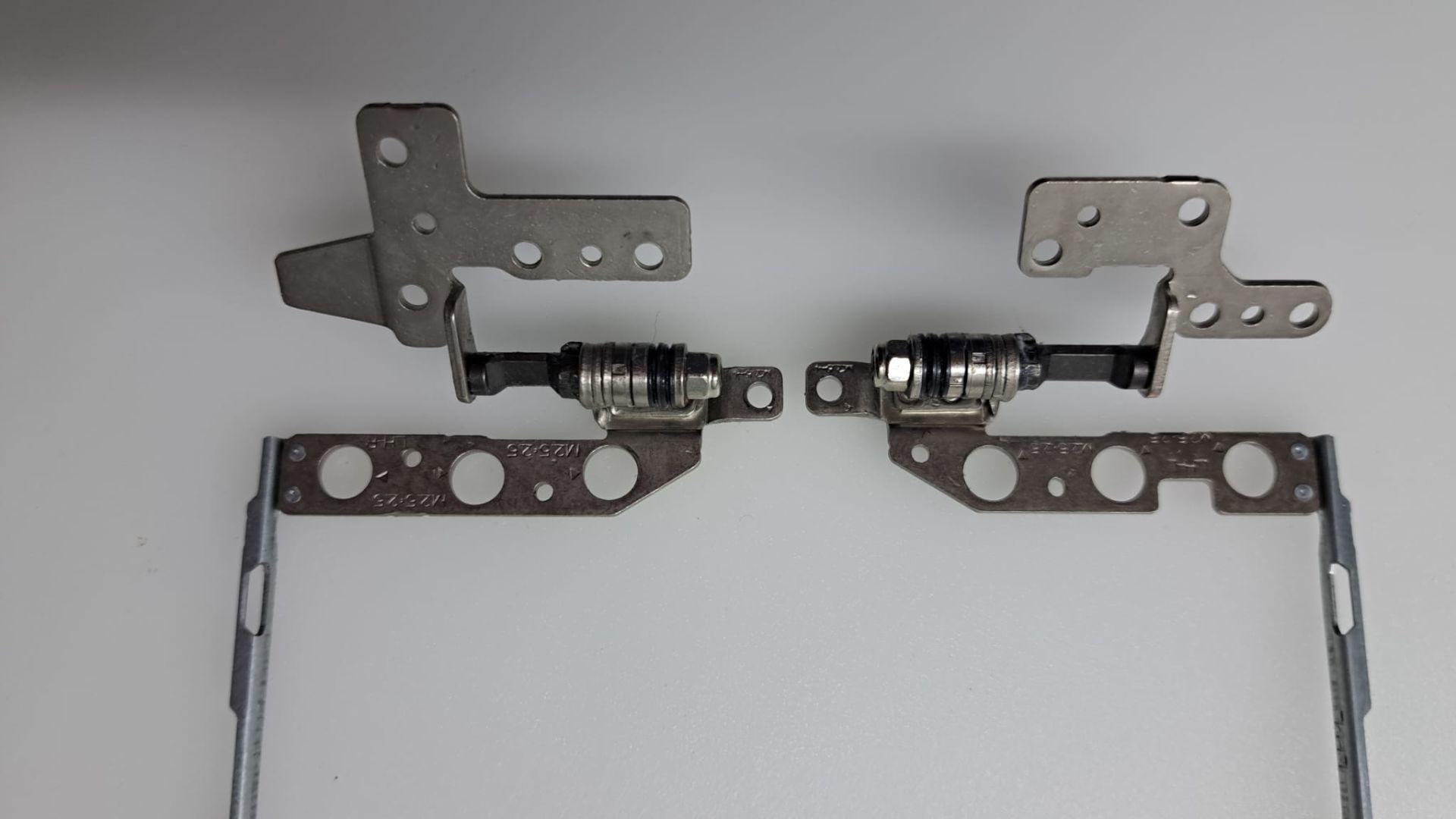 Hp 17-CN0205NG Menteşe Takımı