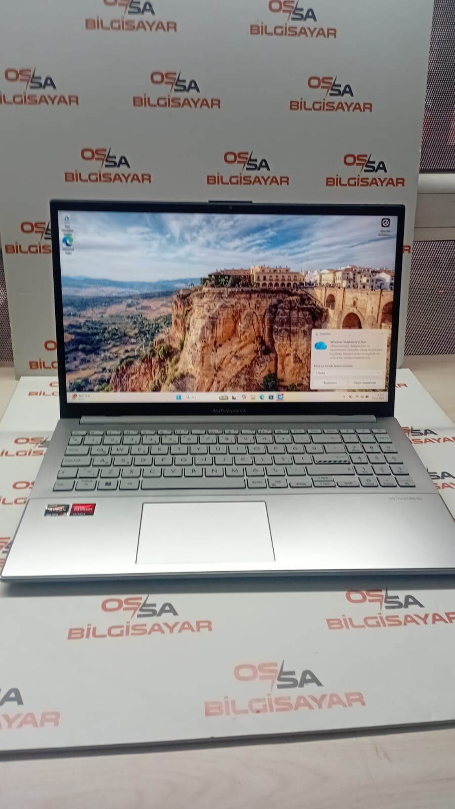 Asus VivoBook E1504F / AMD R5 7520U / AMD Radeon(TM) Graphics/ 8 GB RAM / 512 GB SSD / 15.6'' FHD